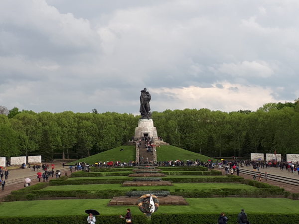 Panorama della parte centrale del Memoriale Sovietico a Treptower Park