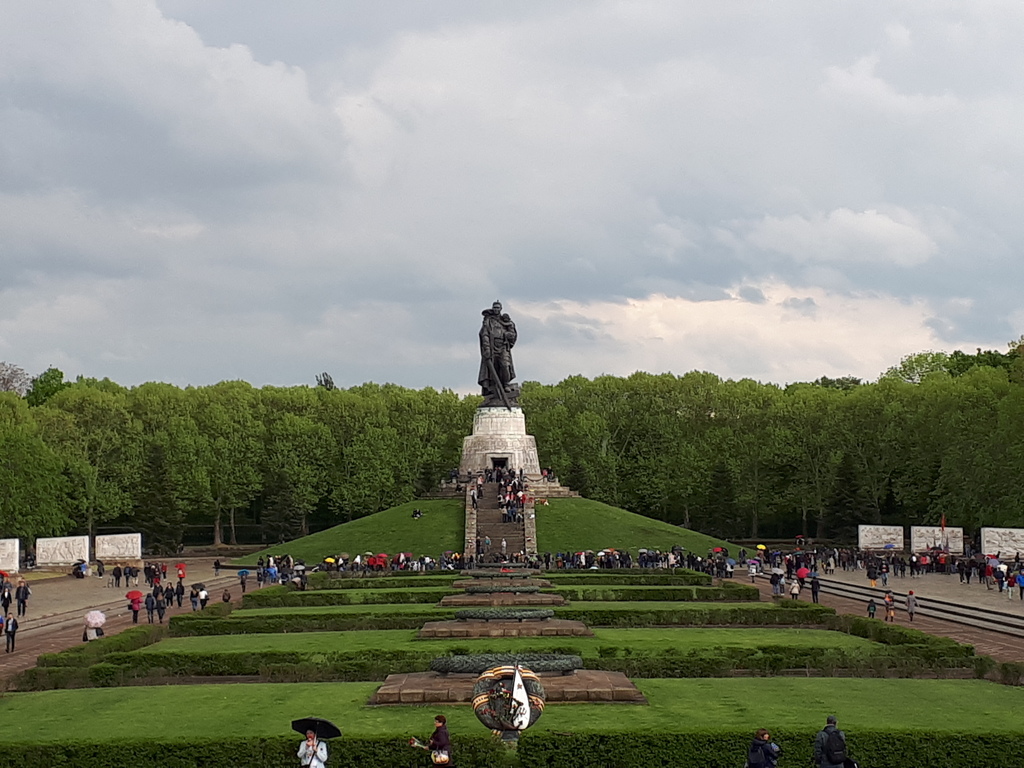Panorama della parte centrale del Memoriale Sovietico a Treptower Park