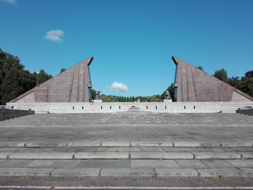 L'entrata alla parzte centrale del Memoriale Sovietico a Treptower Park