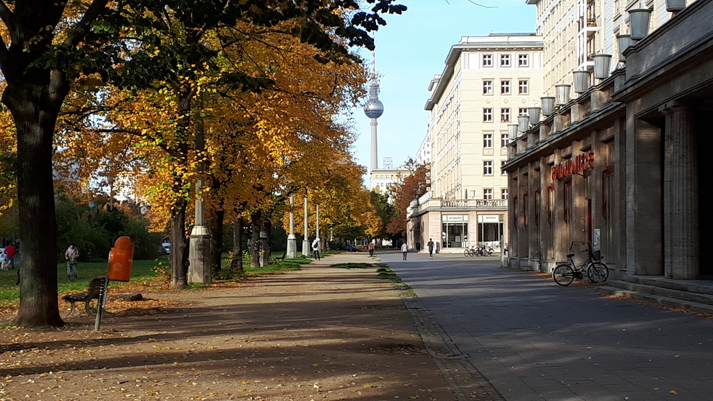 Lungo il viale Karl Marx Allee