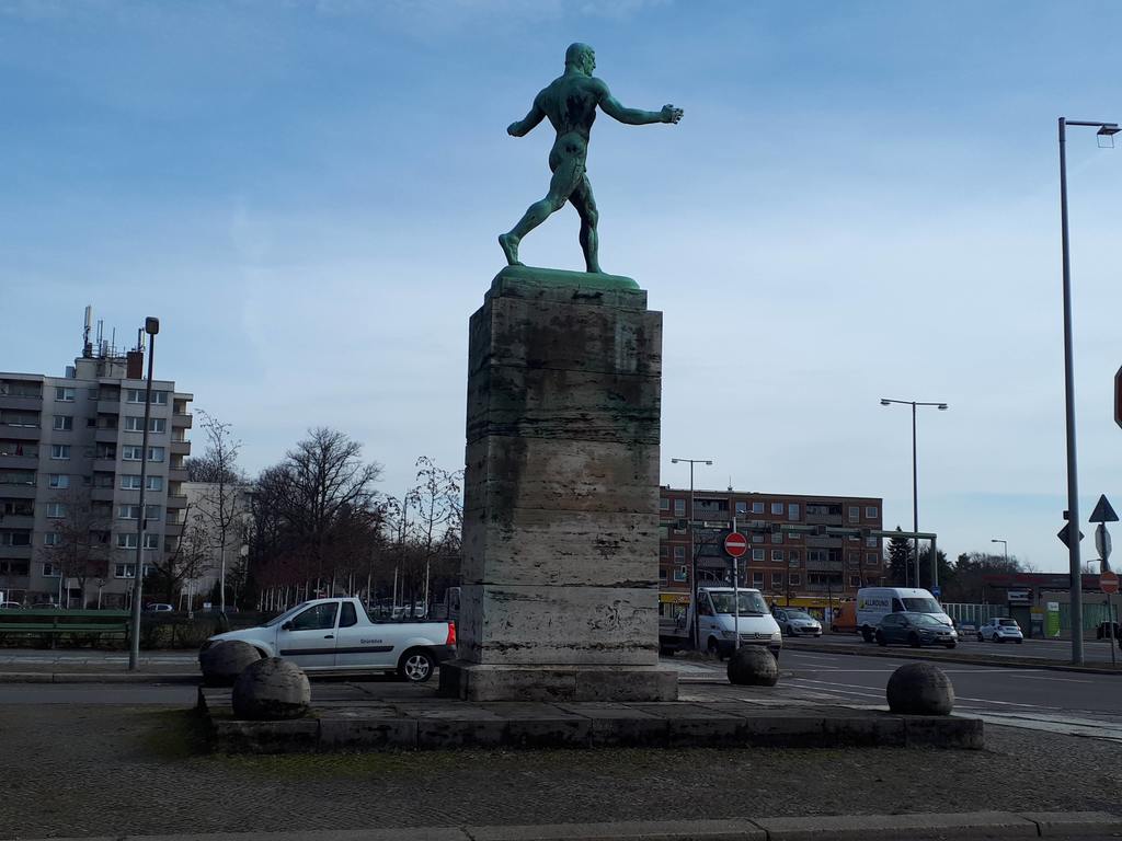 Statua che si trova davanti alla entrata della stazione S-Bahn di Heerstrasse