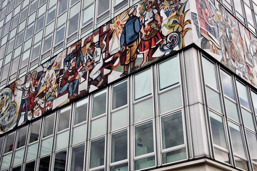 Alexanderplatz, Haus des Lehrers, il mosaico "Unser Leben" di Walter Womacka