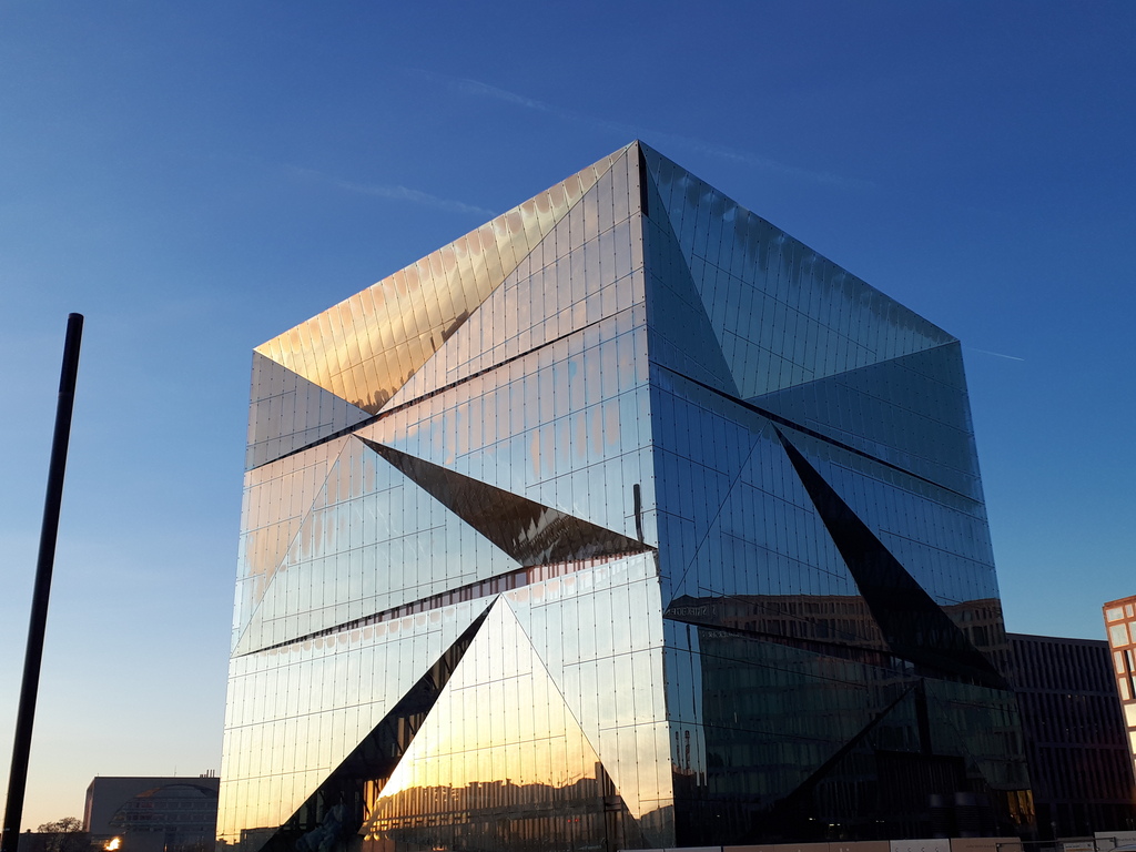 Moderno edficio "Cube Berlin" vicino la stazione Hauptbahnhof