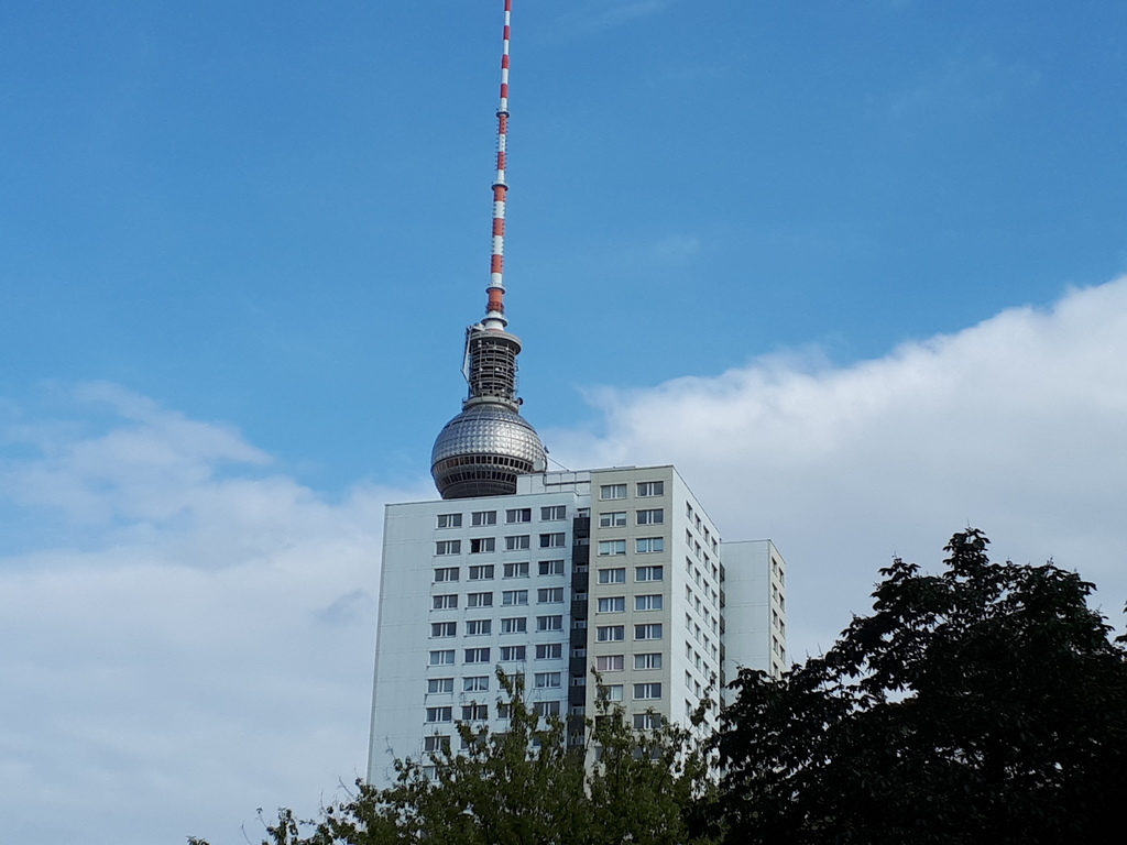 Torre della TV dietro un tipico Plattenbau della DDR