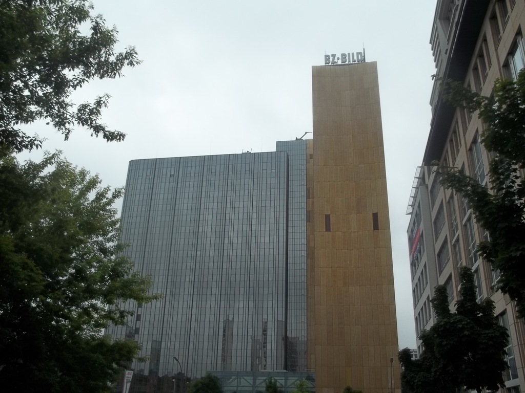 La sede centrale della casa editrice Axel Springer costruita a pochi metri dal muro di Berlino
