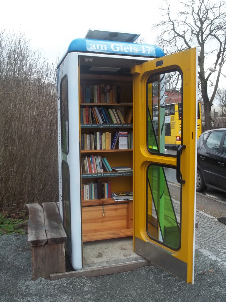 La cabina telefonica trasformata in libreria nella zona di Gruenewald