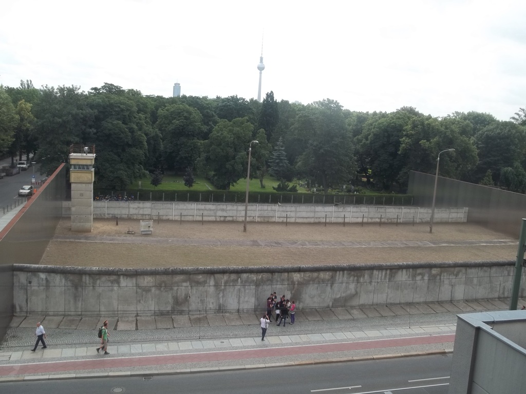 il muro e torretta di controllo al Memoriale del Muro