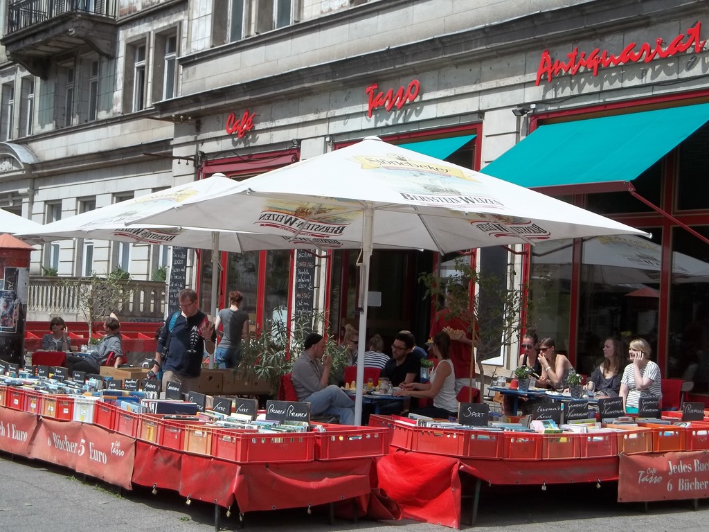 Il celebre Cafe Tasso su Karl Marx Allee, Berlino est