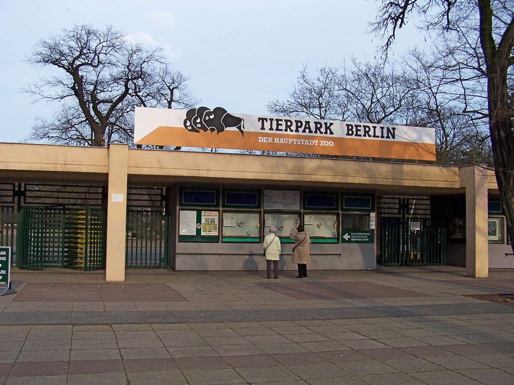 Entrata principale dello zoo Tierpark a Berlino est