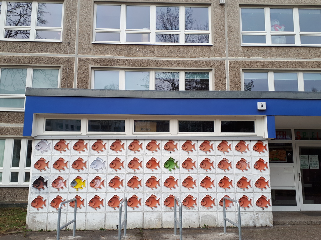Ornamenti alla entrata di una ex scuola della DDR