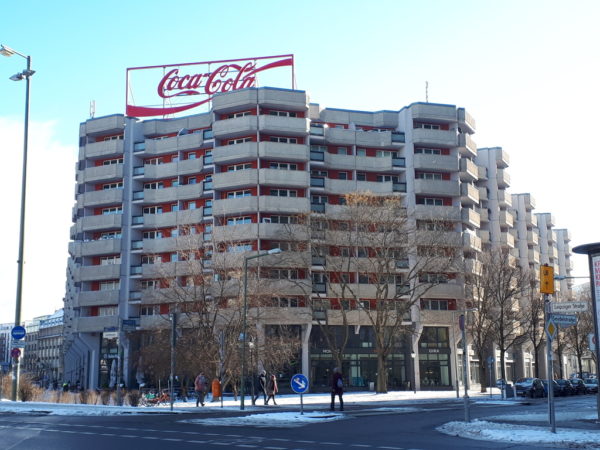 L'edificio brutalista Spitteleck con l'insegna Coca Cola del 1990 sul tetto
