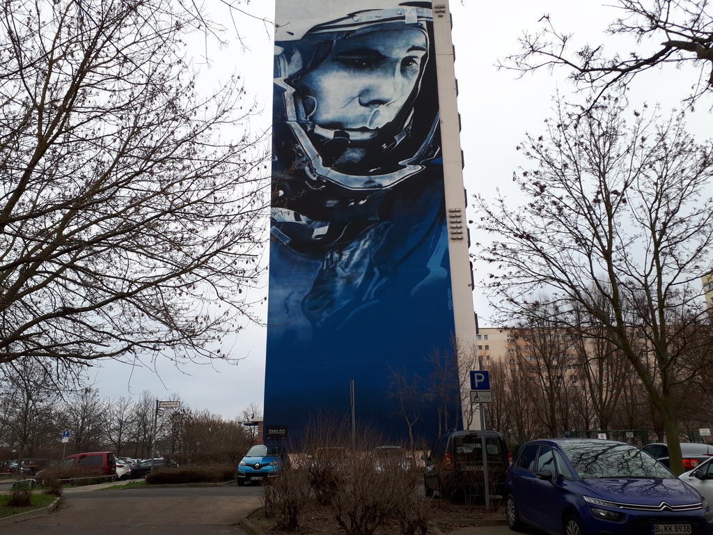 Murales raffigurante un astronauta situato nel quartiere di Hellersdorf. Autore Victor Ash