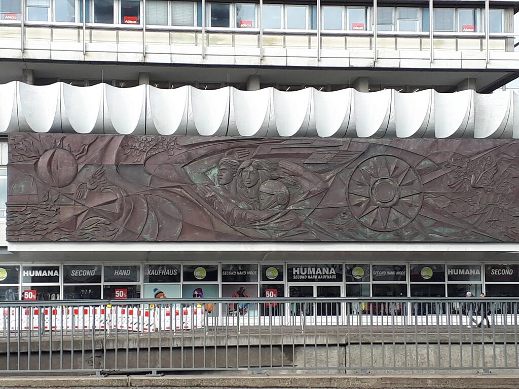 Bassorilievo „Der Mensch überwindet Zeit und Raum“ di Womacka ad Alexanderplatz