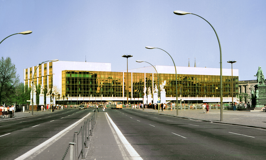 La sede del governo della DDR "Palast der Republik" in una immagine d'epoca