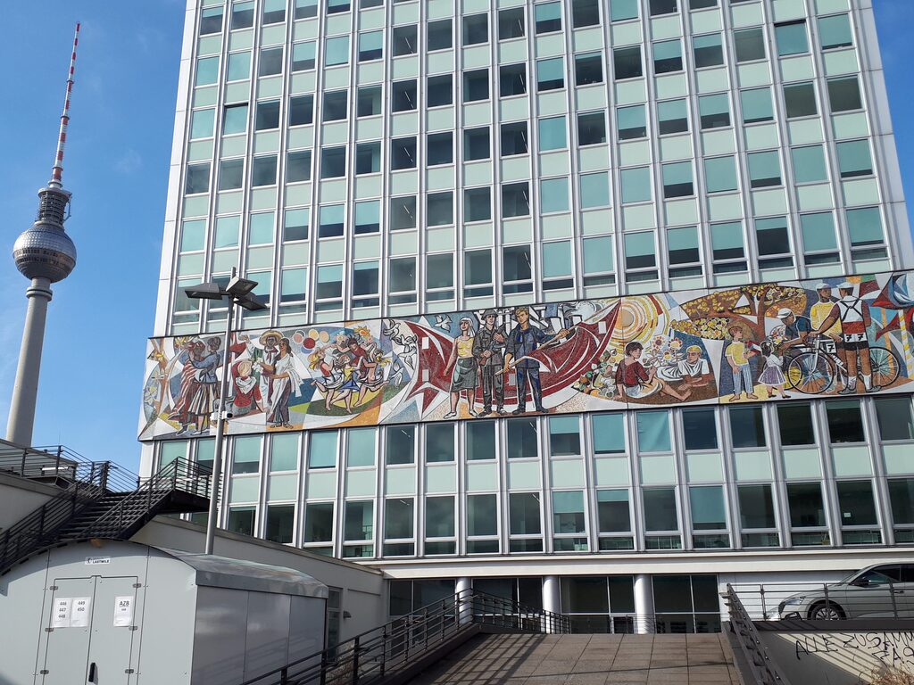 Il mosaico di Womacka "Unser Leben" ad Alexanderplatz