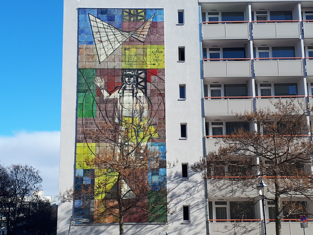 Opera di Womacka sulla facciata di un edificio residenziale vicino Alexanderplatz