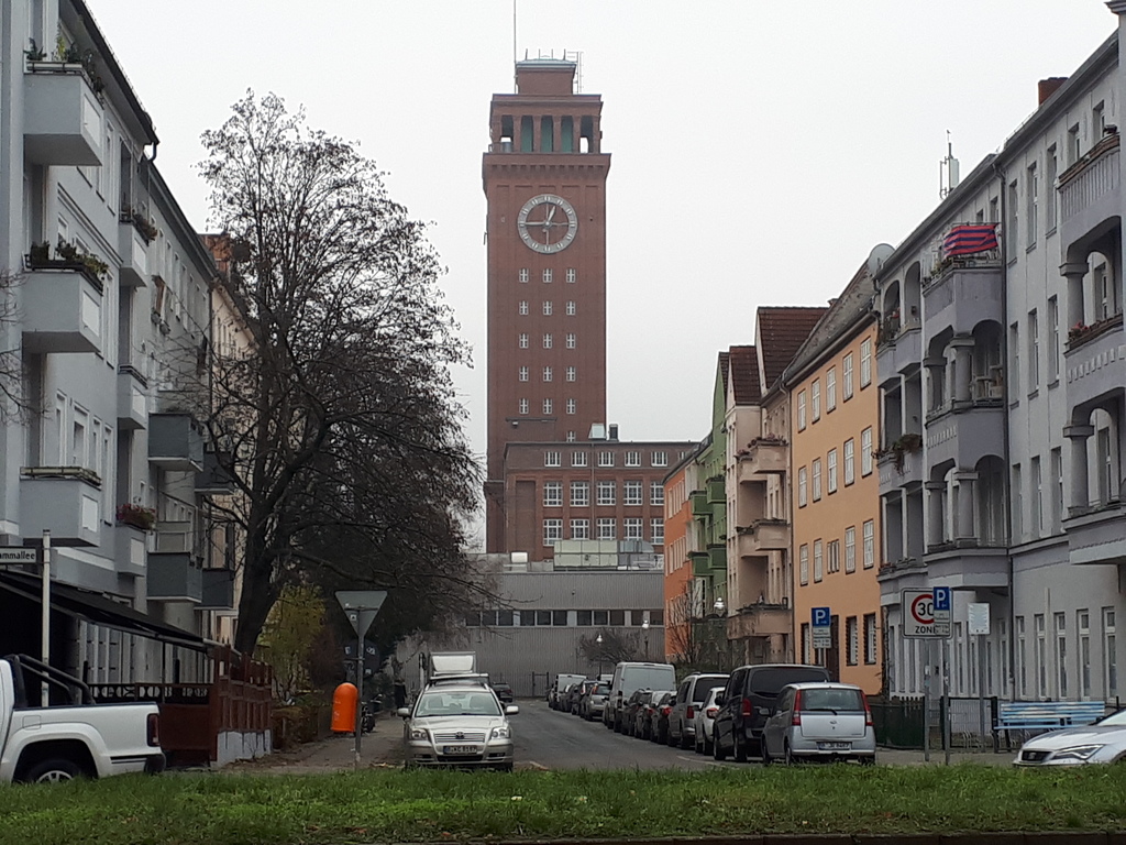 La torre di una fabbrica Siemens d'epoca all'interno della zona residenziale