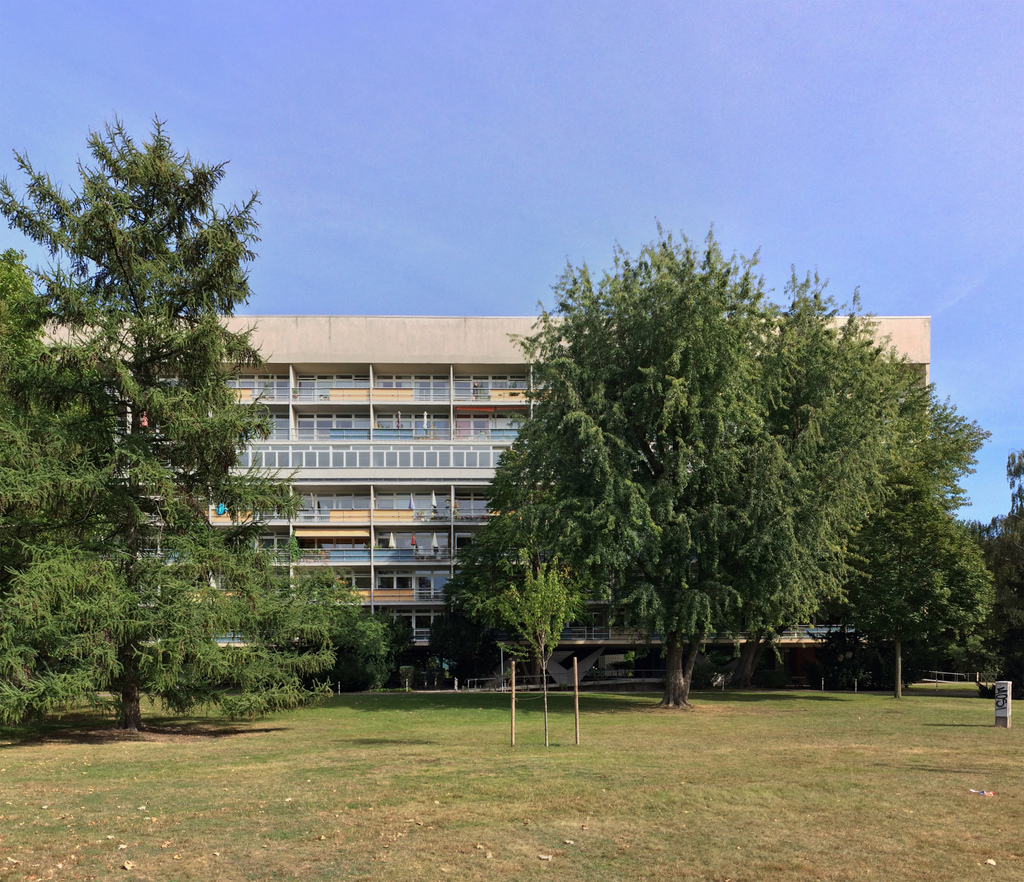 Hansaviertel nel verde, edificio dell'architetto Niemeyer