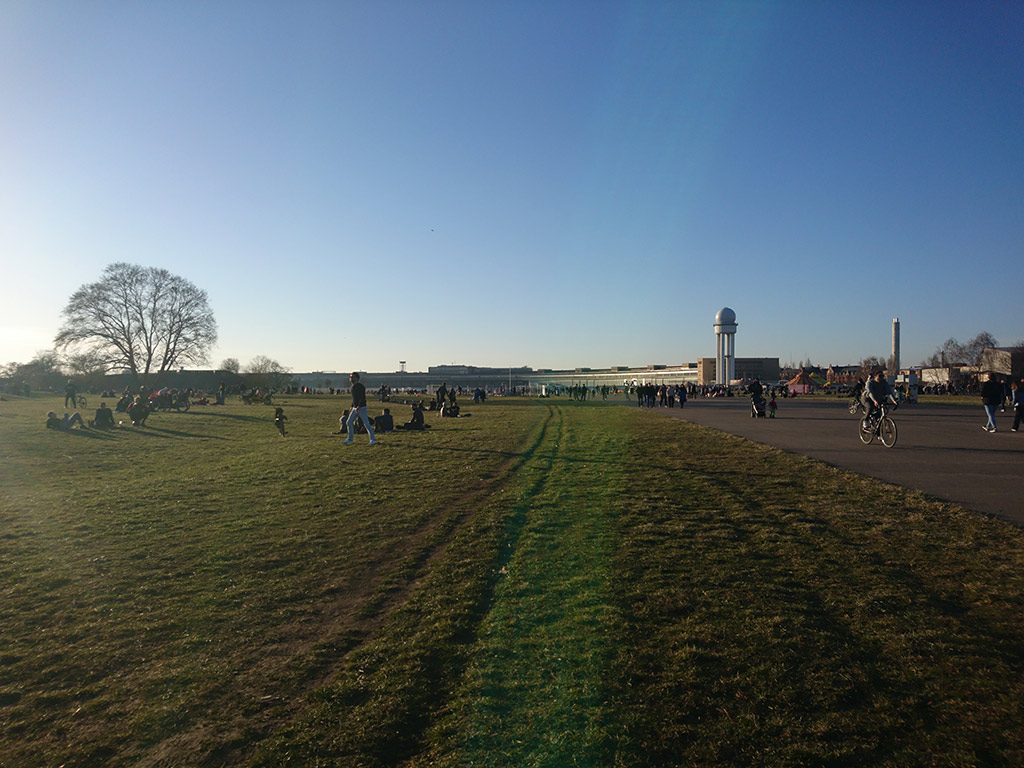 Vista sul parco Tempelhofer Feld nato dalla pista del vecchio areoporto di Tempelhof