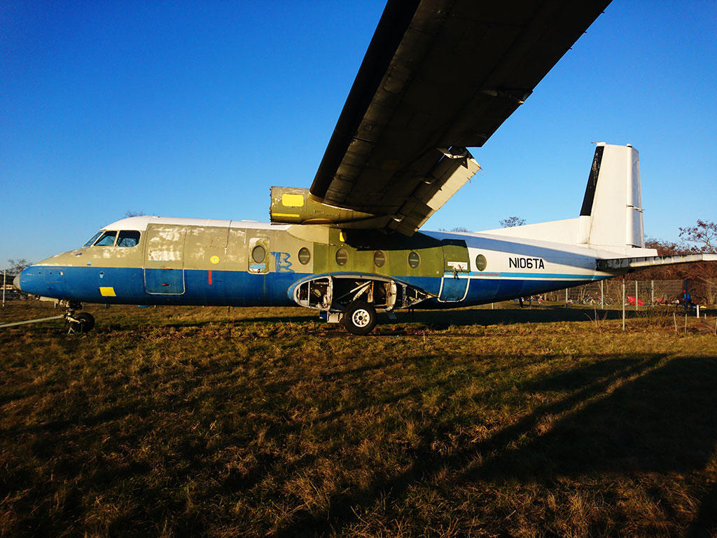 Un vecchio aereo utilizzato come ornamento all'interno del parco