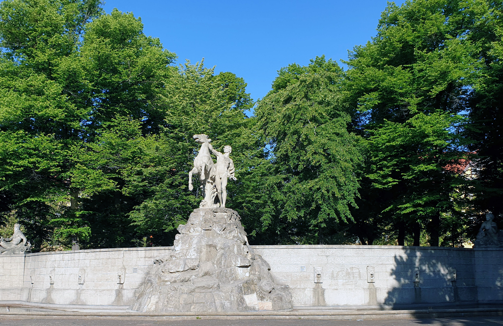 Fontana Siegfriedbrunnen nella Ruedesheimerplatz nel quartiere di Wilmersdorf