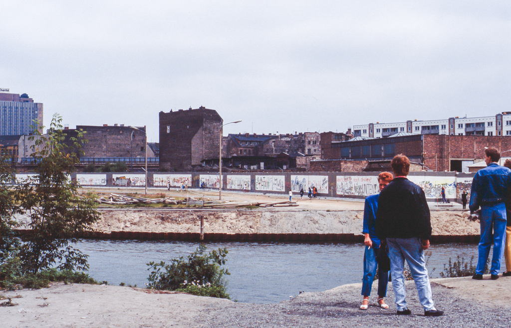 Vista sul muro di Berlino nel 1990