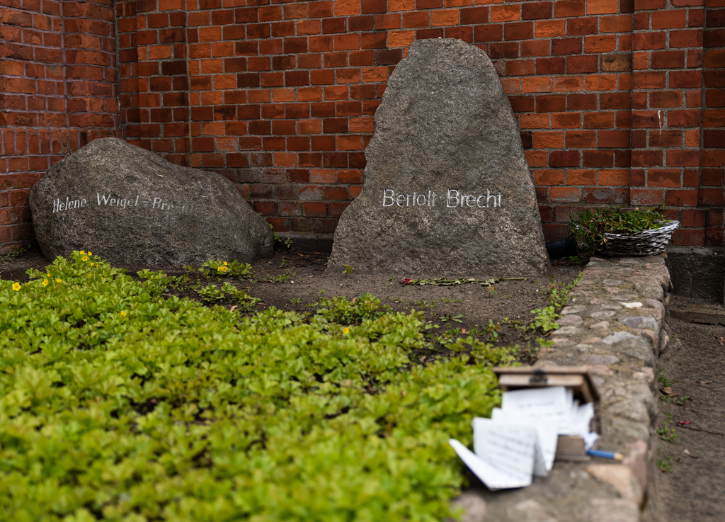 La lapide di Bertolt Brecht nel cimitero Dorotheenstaedtischen a Mitte