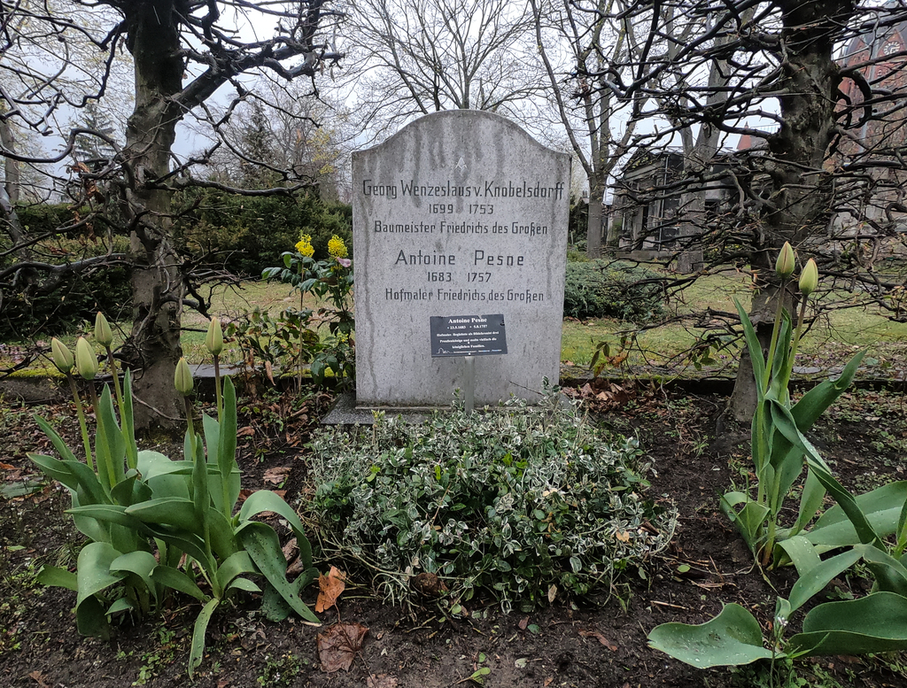 La lapide dedicata al famoso architetto prussiano Knobelsdorff nel cimitero di Mehringdamm