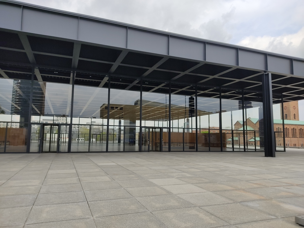 L'entrata della Neue Nationalgalerie di Berlino progettata da Mies Van der Rohe