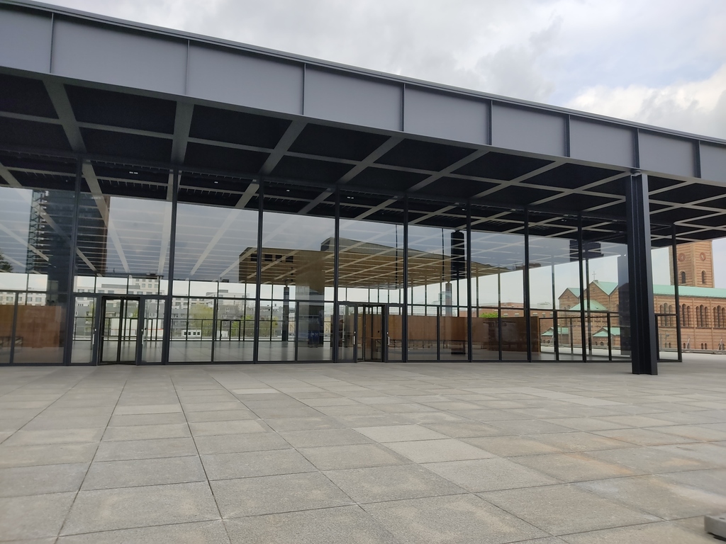 L'entrata della Neue Nationalgalerie di Berlino progettata da Mies Van der Rohe