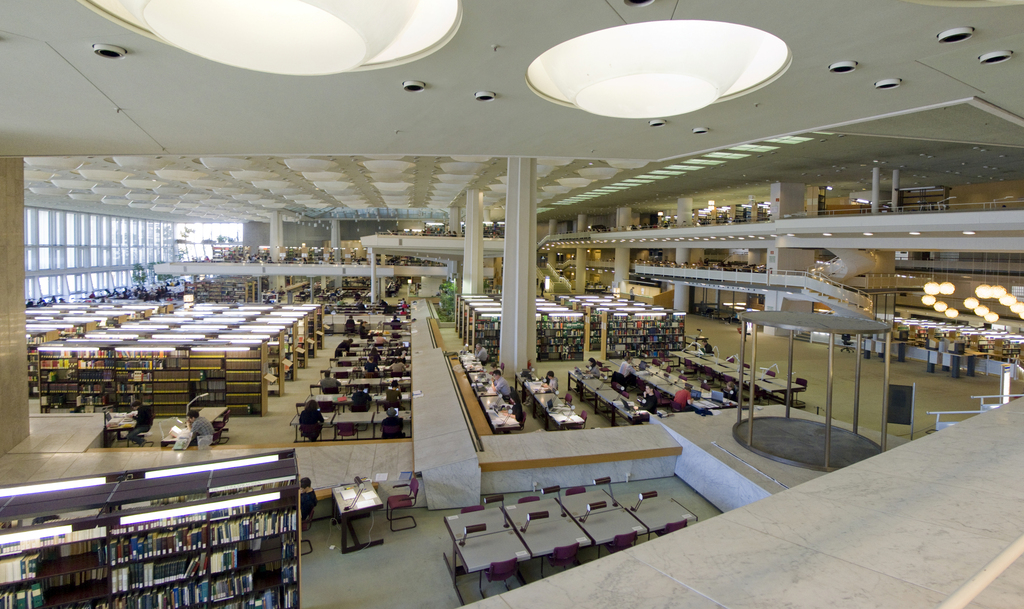 L'interno della Staatsbibliothek progettata da Hans Scharoun e vicina alla Filarmonica